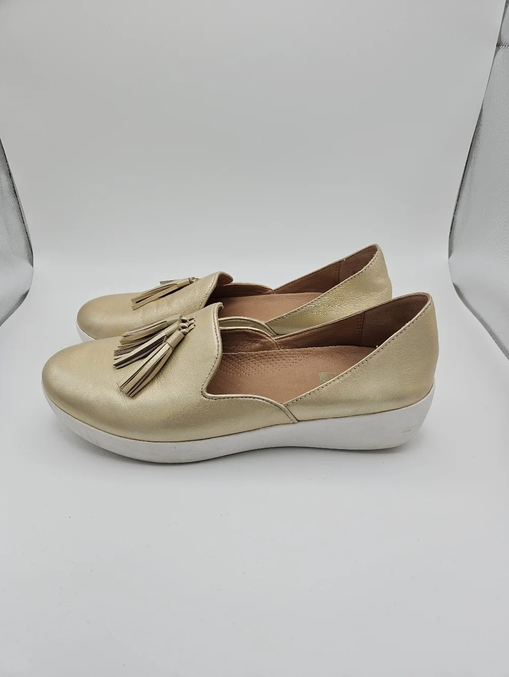Fitflop Superskate leather tassel loafers gold with rainbow iridescence size 8.5